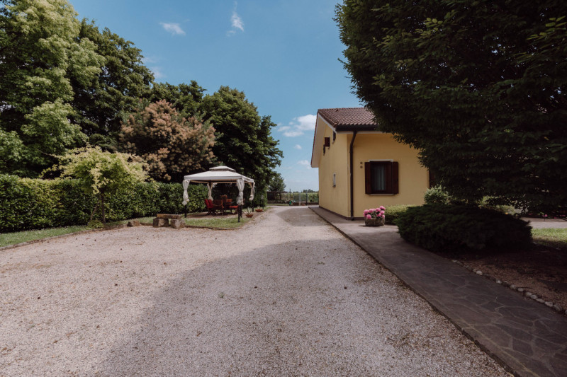 Villa Singola Immersa nel Verde con Parco Privato di 4.000 mq – A soli 1,5 km dal centro

Nel com...