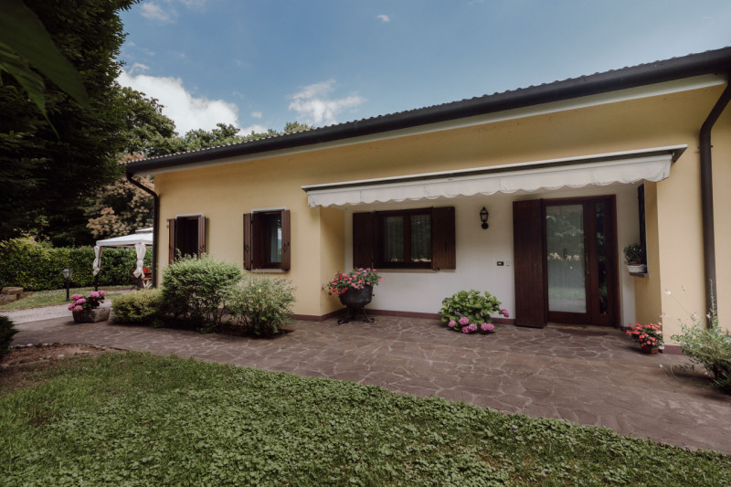 Villa Singola Immersa nel Verde con Parco Privato di 4.000 mq – A soli 1,5 km dal centro

Nel com...