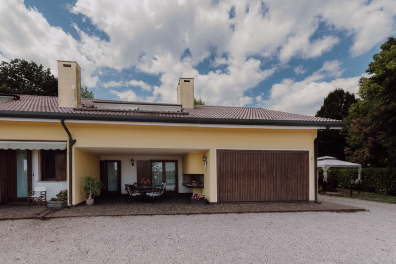 Villa Singola Immersa nel Verde con Parco Privato di 4.000 mq – A soli 1,5 km dal centro

Nel com...