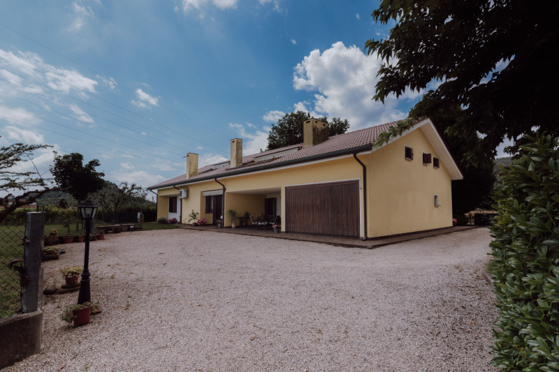 Villa Singola Immersa nel Verde con Parco Privato di 4.000 mq – A soli 1,5 km dal centro

Nel com...