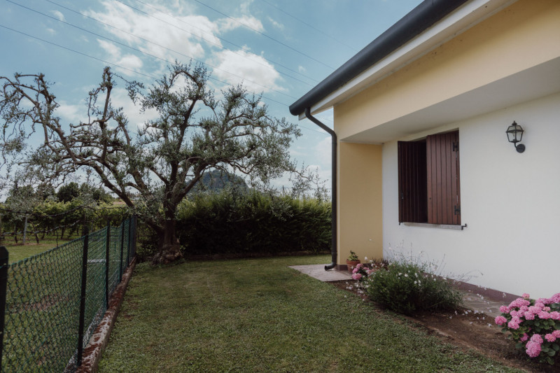 Villa Singola Immersa nel Verde con Parco Privato di 4.000 mq – A soli 1,5 km dal centro

Nel com...