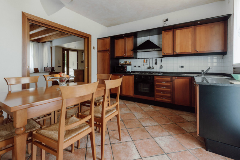 Villa Singola Immersa nel Verde con Parco Privato di 4.000 mq – A soli 1,5 km dal centro

Nel com...