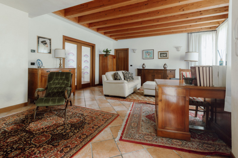 Villa Singola Immersa nel Verde con Parco Privato di 4.000 mq – A soli 1,5 km dal centro

Nel com...