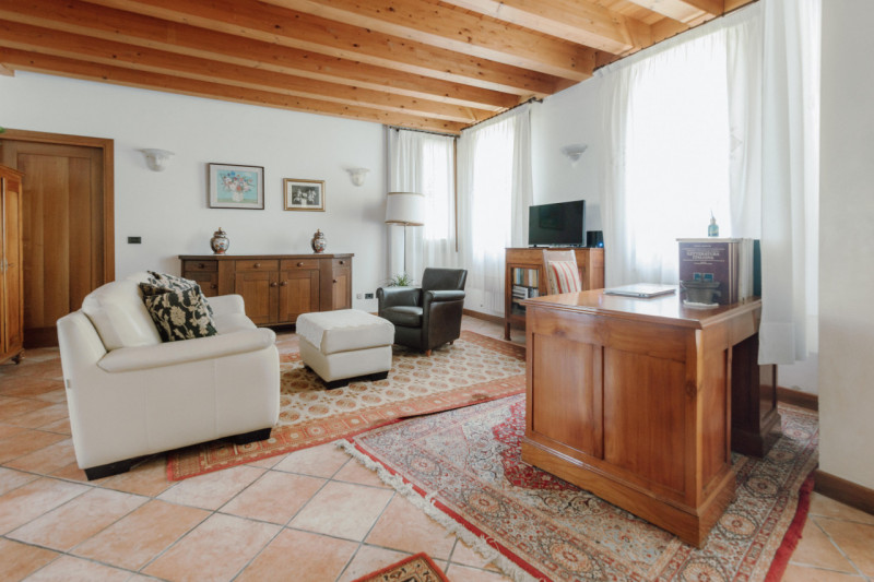 Villa Singola Immersa nel Verde con Parco Privato di 4.000 mq – A soli 1,5 km dal centro

Nel com...