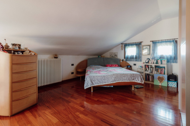 Villa Singola Immersa nel Verde con Parco Privato di 4.000 mq – A soli 1,5 km dal centro

Nel com...