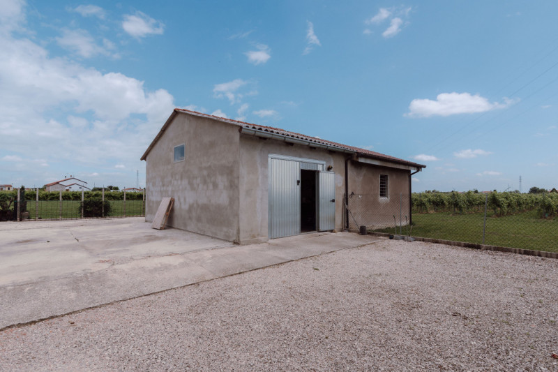 Villa Singola Immersa nel Verde con Parco Privato di 4.000 mq – A soli 1,5 km dal centro

Nel com...