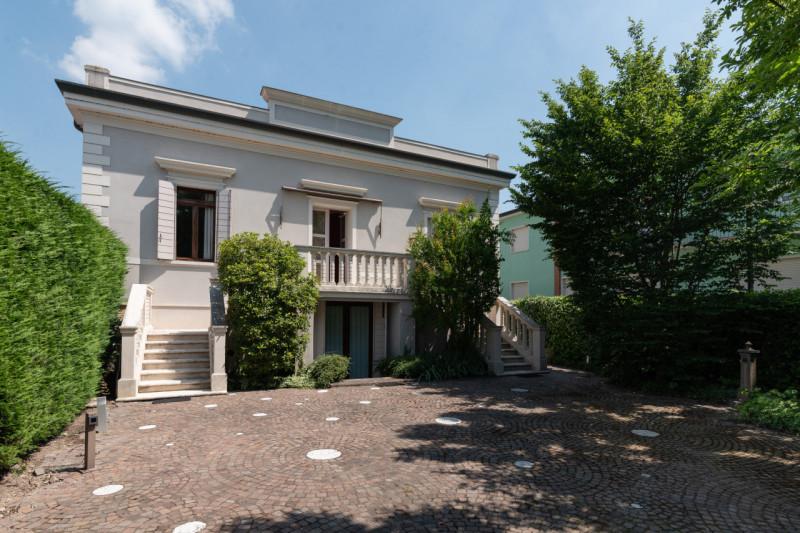 Nel pieno centro di Monselice, in posizione di assoluto rilievo e comodità a tutti i servizi, pro...