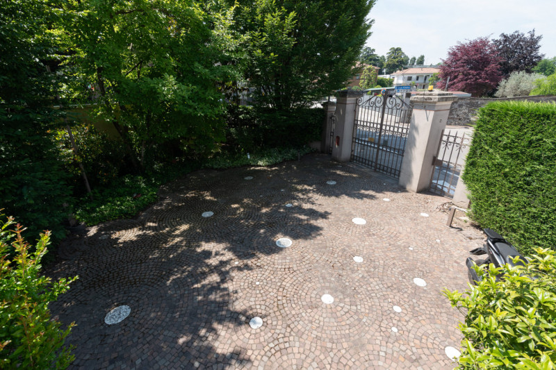 Nel pieno centro di Monselice, in posizione di assoluto rilievo e comodità a tutti i servizi, pro...