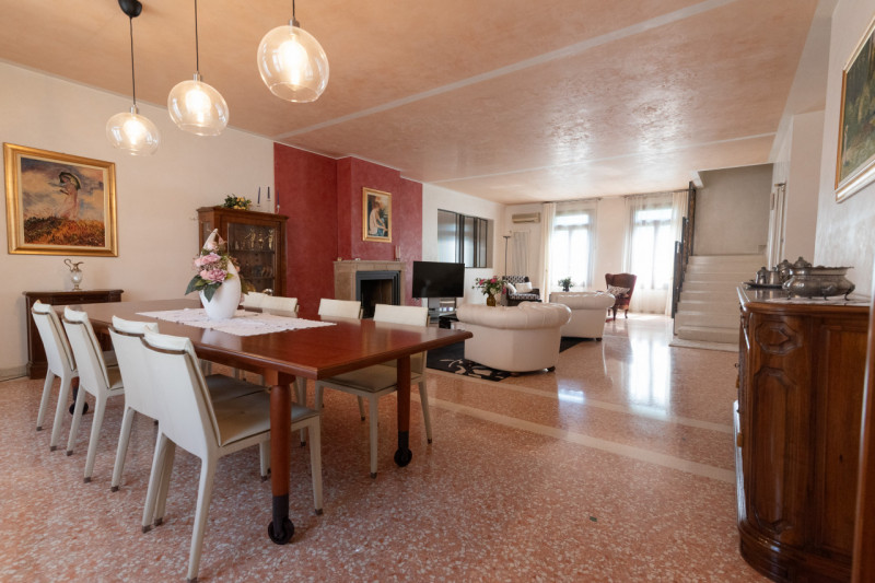 Nel pieno centro di Monselice, in posizione di assoluto rilievo e comodità a tutti i servizi, pro...