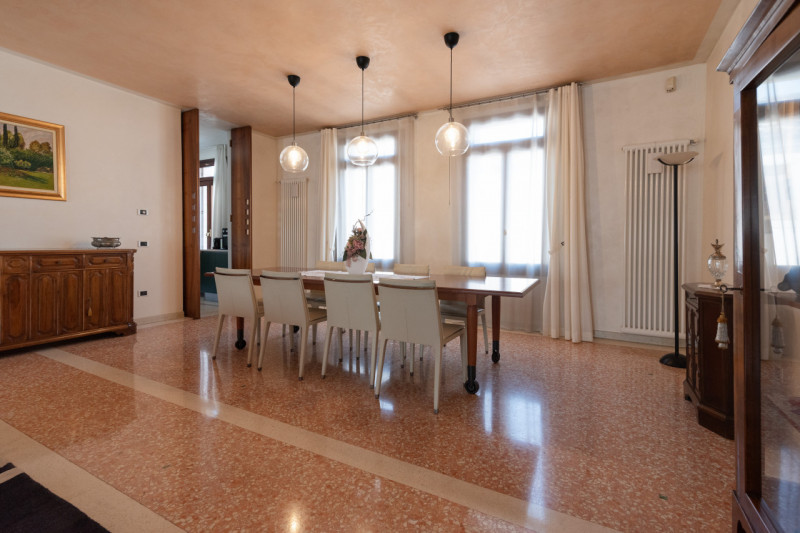 Nel pieno centro di Monselice, in posizione di assoluto rilievo e comodità a tutti i servizi, pro...