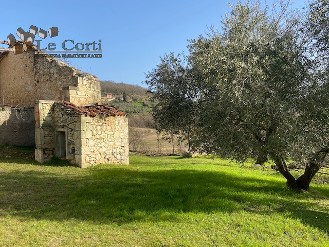 In posizione collinare, soleggiata e tranquilla, proponiamo una bellissima proprietà composta da ...