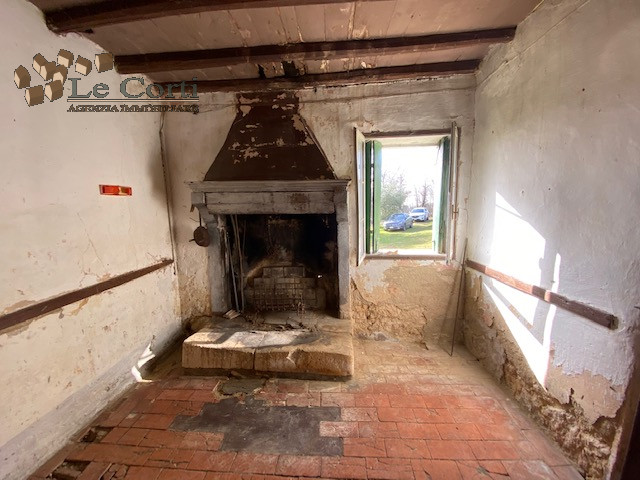 In posizione collinare, soleggiata e tranquilla, proponiamo una bellissima proprietà composta da ...