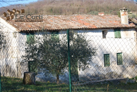 In posizione collinare, soleggiata e tranquilla, proponiamo una bellissima proprietà composta da ...