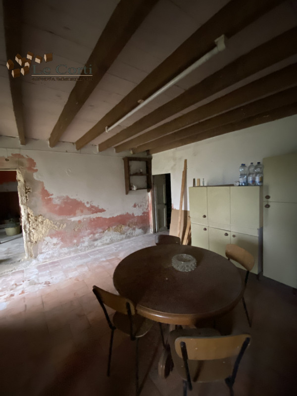 In posizione collinare, soleggiata e tranquilla, proponiamo una bellissima proprietà composta da ...