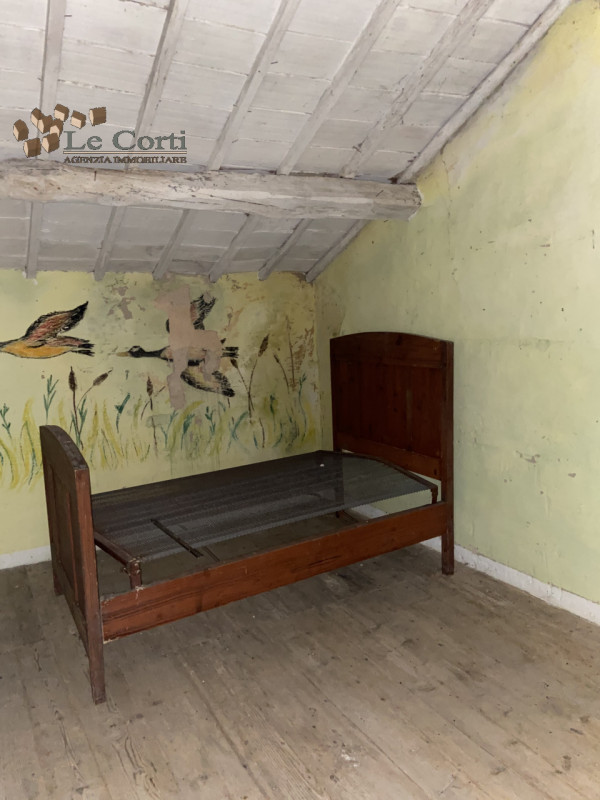 In posizione collinare, soleggiata e tranquilla, proponiamo una bellissima proprietà composta da ...