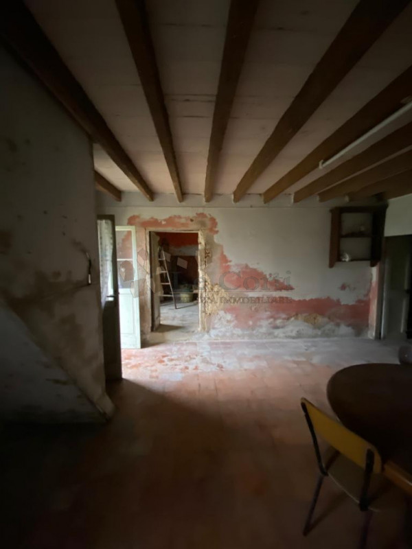 In posizione collinare, soleggiata e tranquilla, proponiamo una bellissima proprietà composta da ...