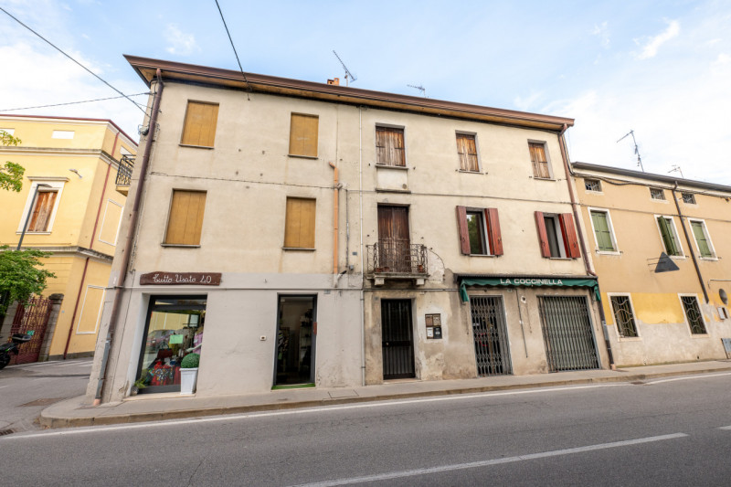 In pieno centro e già libero.
Siamo a Monselice. Ma quanto è difficile trovare qualcosa del gener...