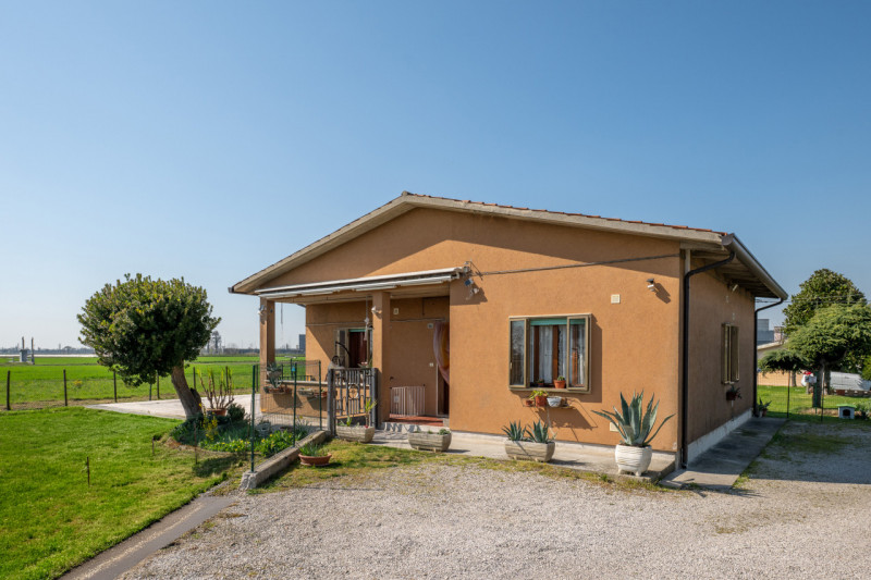 Rara occasione di abitazione unico livello -pronta da abitare, tempi brevi di liberazione- 
con m...