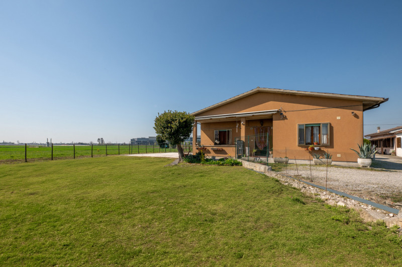 Rara occasione di abitazione unico livello -pronta da abitare, tempi brevi di liberazione- 
con m...