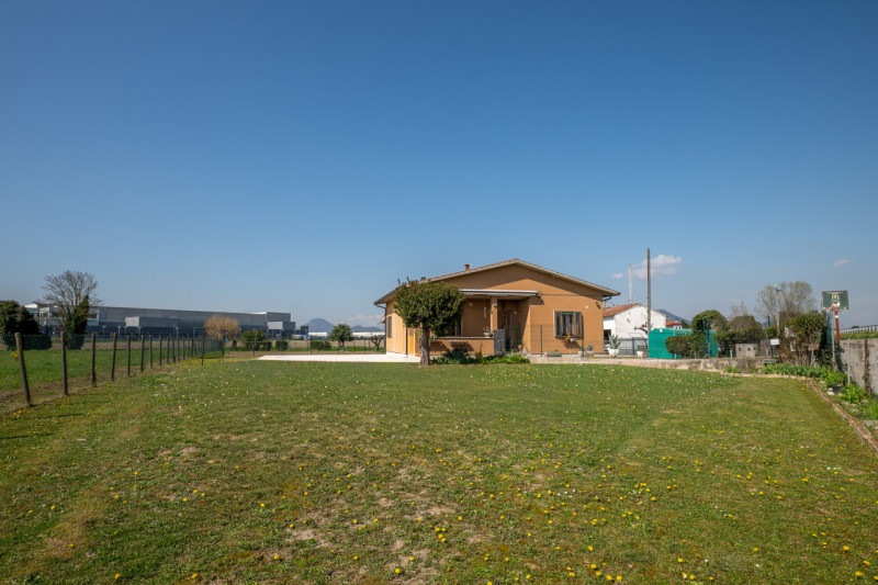 Rara occasione di abitazione unico livello -pronta da abitare, tempi brevi di liberazione- 
con m...