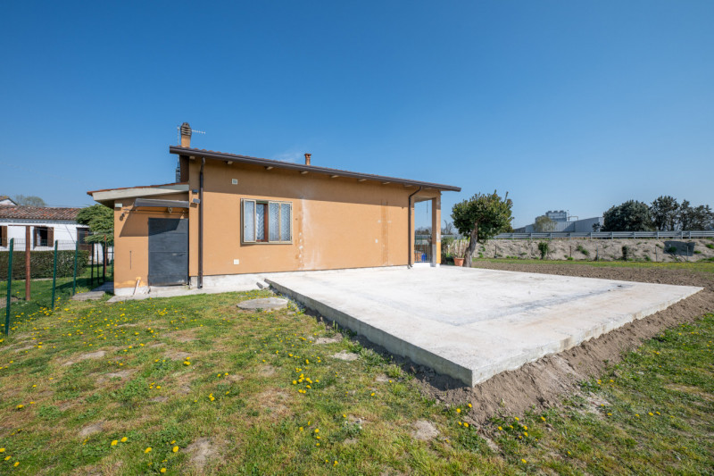 Rara occasione di abitazione unico livello -pronta da abitare, tempi brevi di liberazione- 
con m...