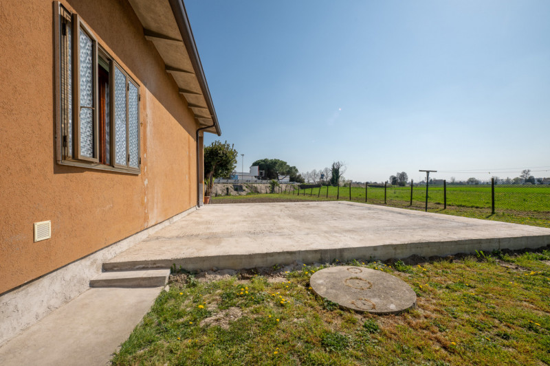 Rara occasione di abitazione unico livello -pronta da abitare, tempi brevi di liberazione- 
con m...