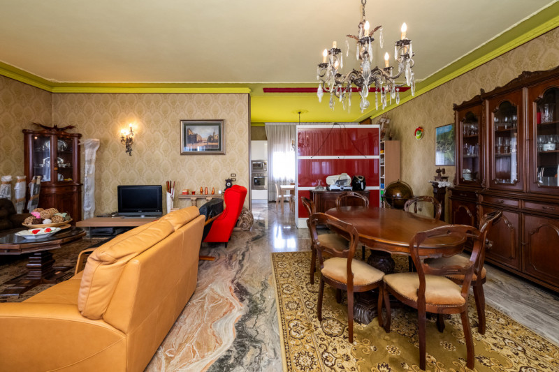 Qui compri innanzitutto la posizione. Non esiste a Monselice altro posto più in vista di questo.
...