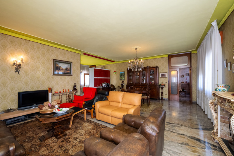 Qui compri innanzitutto la posizione. Non esiste a Monselice altro posto più in vista di questo.
...