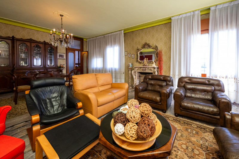 Qui compri innanzitutto la posizione. Non esiste a Monselice altro posto più in vista di questo.
...