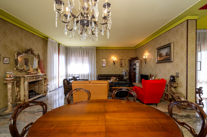 Qui compri innanzitutto la posizione. Non esiste a Monselice altro posto più in vista di questo.
...