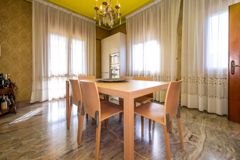 Qui compri innanzitutto la posizione. Non esiste a Monselice altro posto più in vista di questo.
...