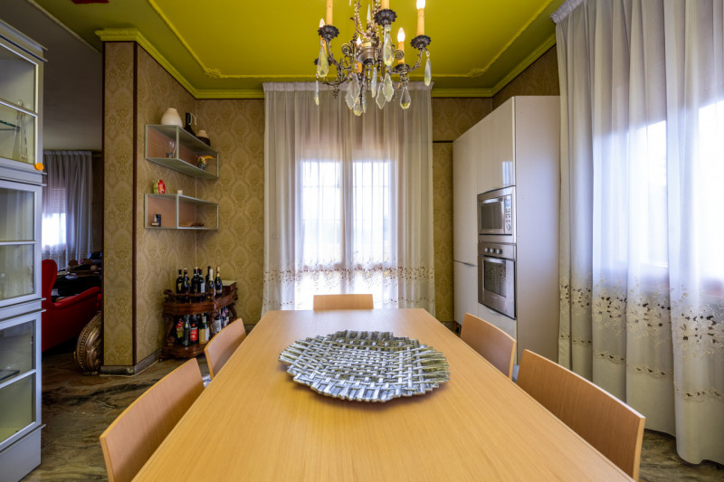 Qui compri innanzitutto la posizione. Non esiste a Monselice altro posto più in vista di questo.
...