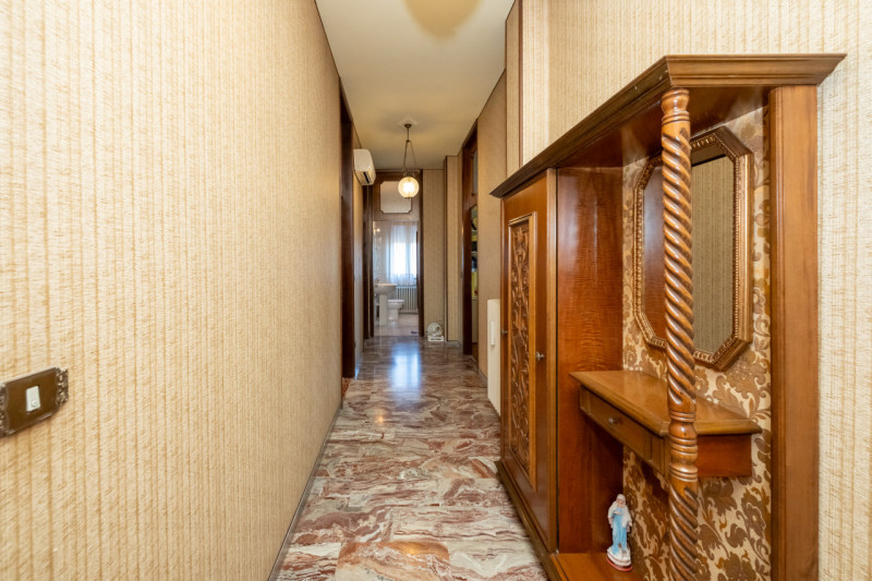 Qui compri innanzitutto la posizione. Non esiste a Monselice altro posto più in vista di questo.
...