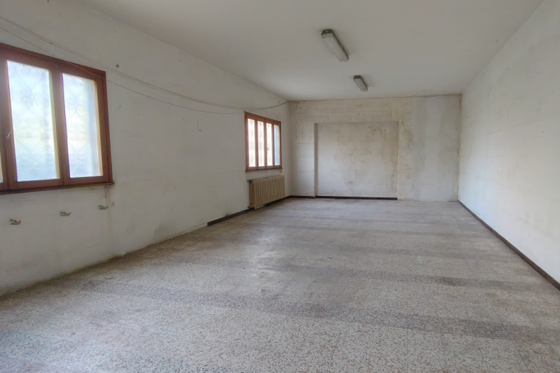 Qui compri innanzitutto la posizione. Non esiste a Monselice altro posto più in vista di questo.
...