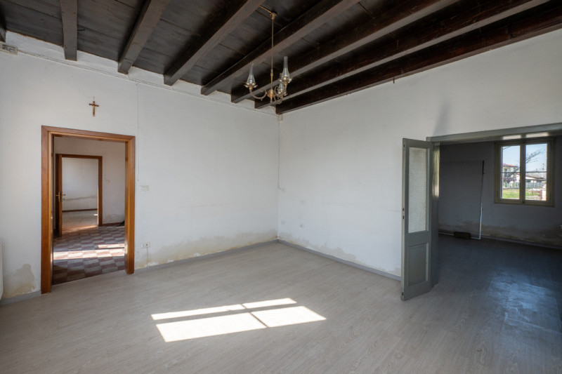 Siamo a due passi dal centro di San Pietro Viminario, lungo quella via Roma-strada principale che...