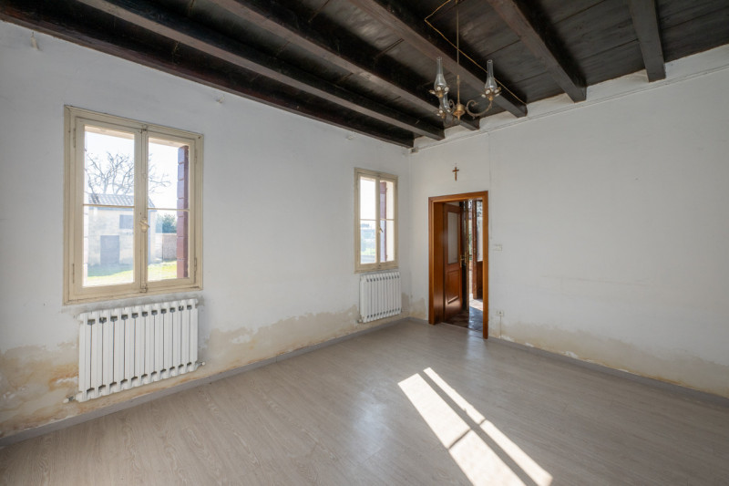 Siamo a due passi dal centro di San Pietro Viminario, lungo quella via Roma-strada principale che...