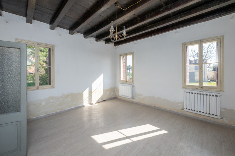 Siamo a due passi dal centro di San Pietro Viminario, lungo quella via Roma-strada principale che...