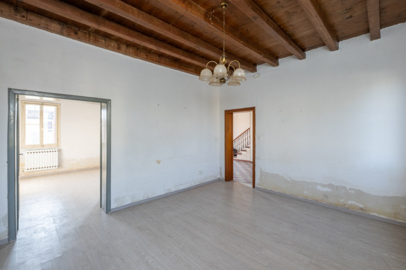 Siamo a due passi dal centro di San Pietro Viminario, lungo quella via Roma-strada principale che...