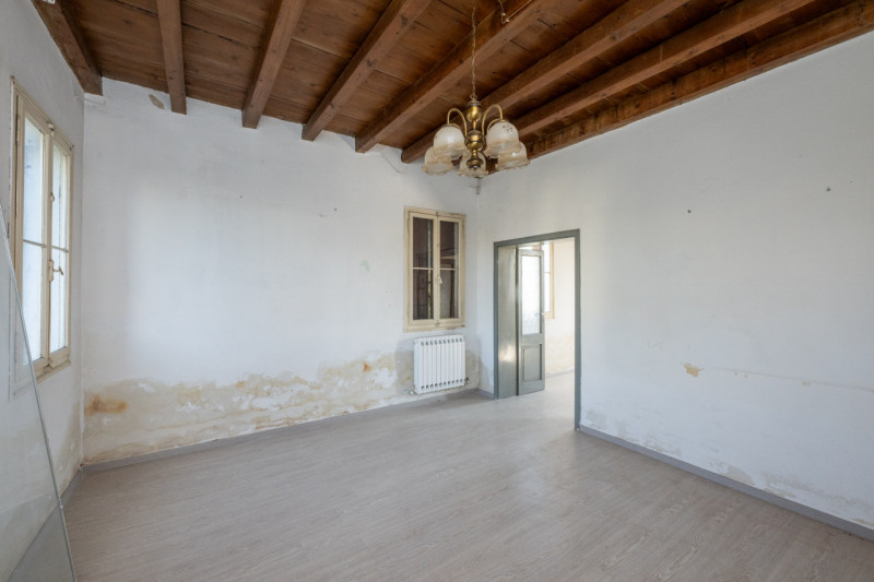 Siamo a due passi dal centro di San Pietro Viminario, lungo quella via Roma-strada principale che...