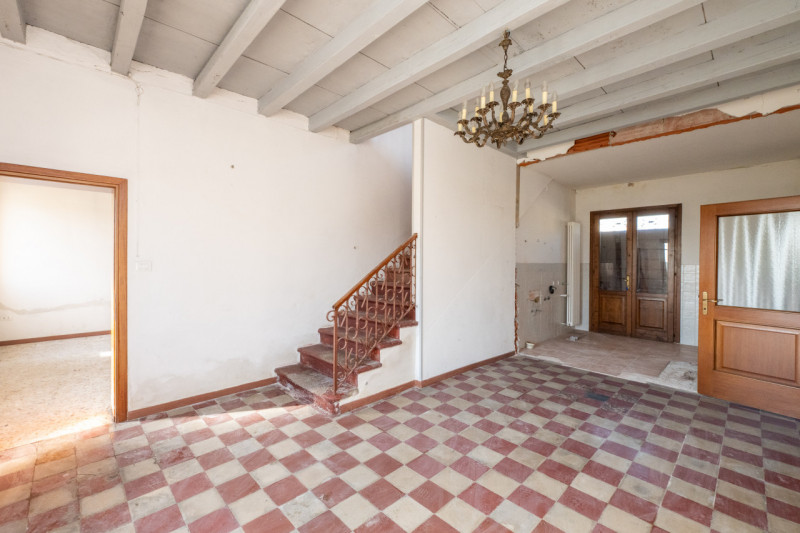 Siamo a due passi dal centro di San Pietro Viminario, lungo quella via Roma-strada principale che...