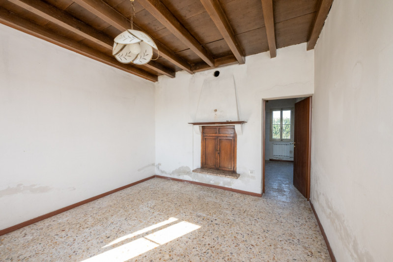 Siamo a due passi dal centro di San Pietro Viminario, lungo quella via Roma-strada principale che...