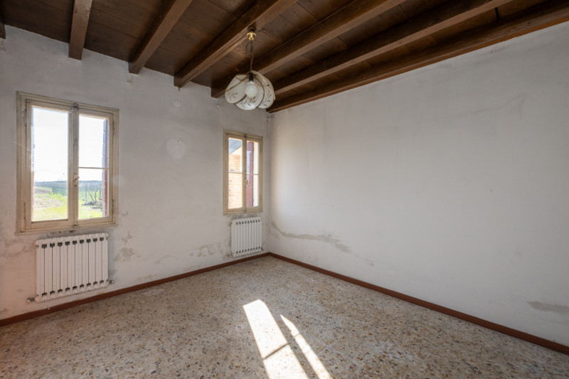 Siamo a due passi dal centro di San Pietro Viminario, lungo quella via Roma-strada principale che...