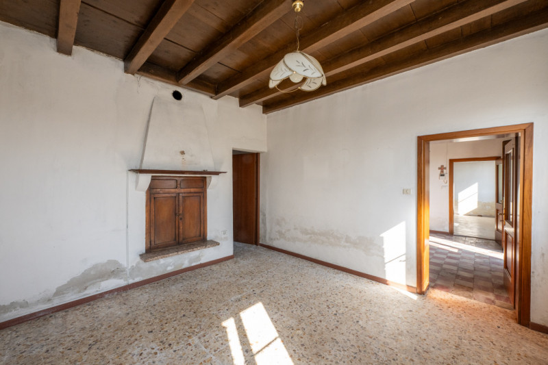 Siamo a due passi dal centro di San Pietro Viminario, lungo quella via Roma-strada principale che...