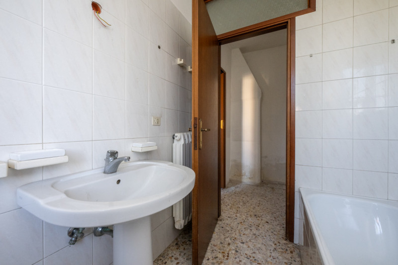 Siamo a due passi dal centro di San Pietro Viminario, lungo quella via Roma-strada principale che...