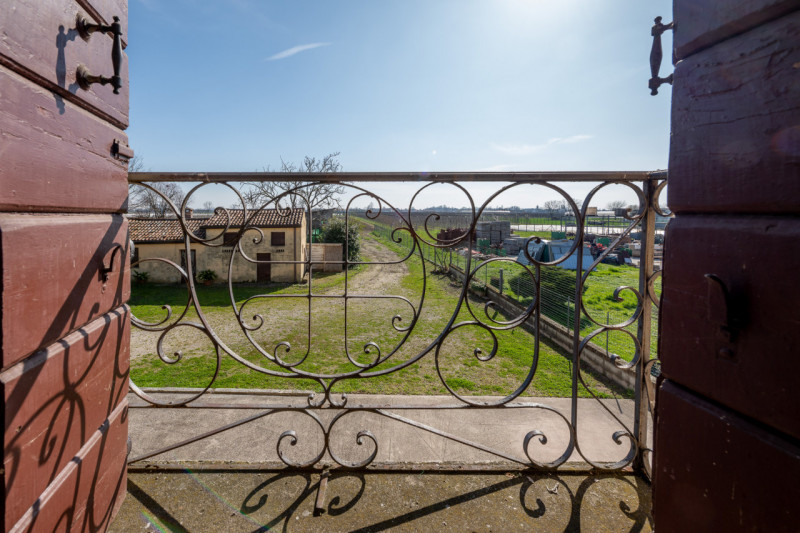 Siamo a due passi dal centro di San Pietro Viminario, lungo quella via Roma-strada principale che...