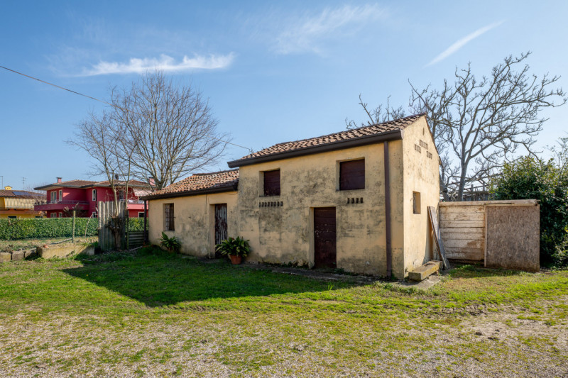Siamo a due passi dal centro di San Pietro Viminario, lungo quella via Roma-strada principale che...