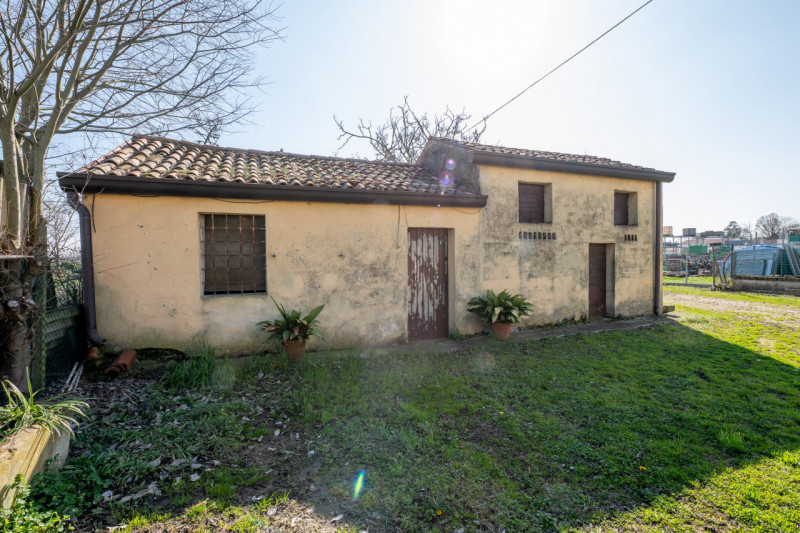 Siamo a due passi dal centro di San Pietro Viminario, lungo quella via Roma-strada principale che...