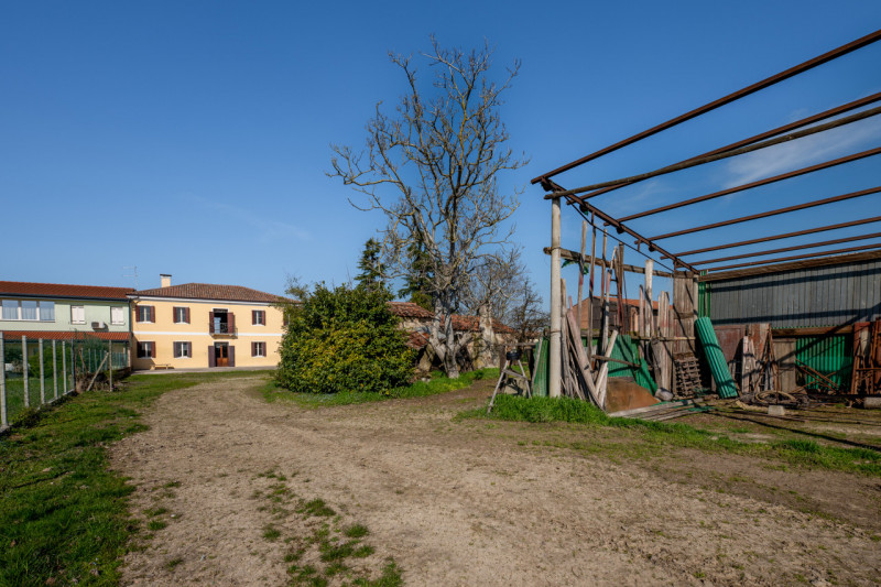 Siamo a due passi dal centro di San Pietro Viminario, lungo quella via Roma-strada principale che...