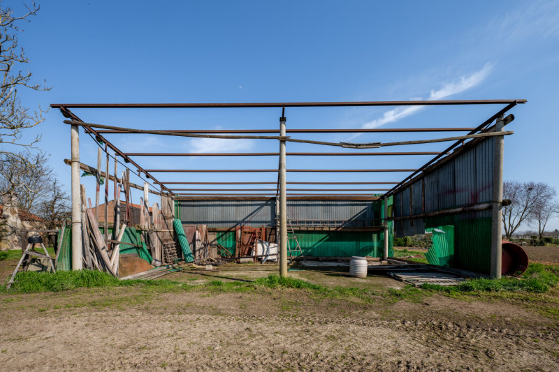 Siamo a due passi dal centro di San Pietro Viminario, lungo quella via Roma-strada principale che...