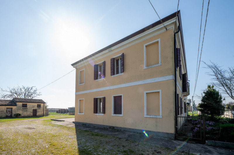 Siamo a due passi dal centro di San Pietro Viminario, lungo quella via Roma-strada principale che...